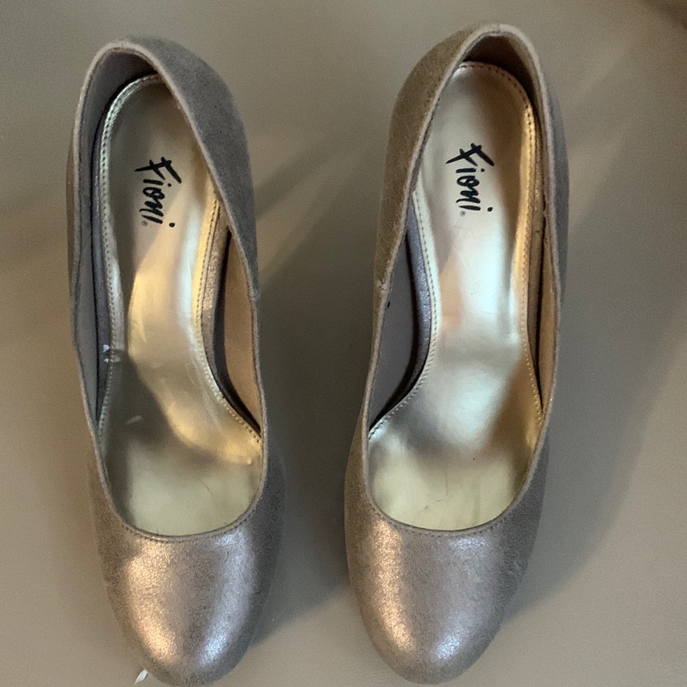 Fioni shoe good condition tan sparkle